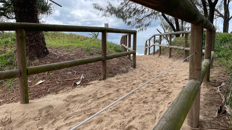 LIM_BI_pic_beach fence2.jpg